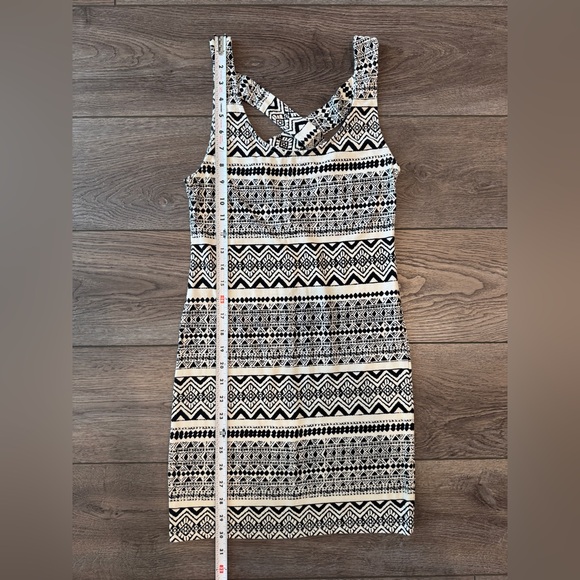 Women’s Black & White Patterned Fitted Sleeveless Dress - Picture 6 of 11